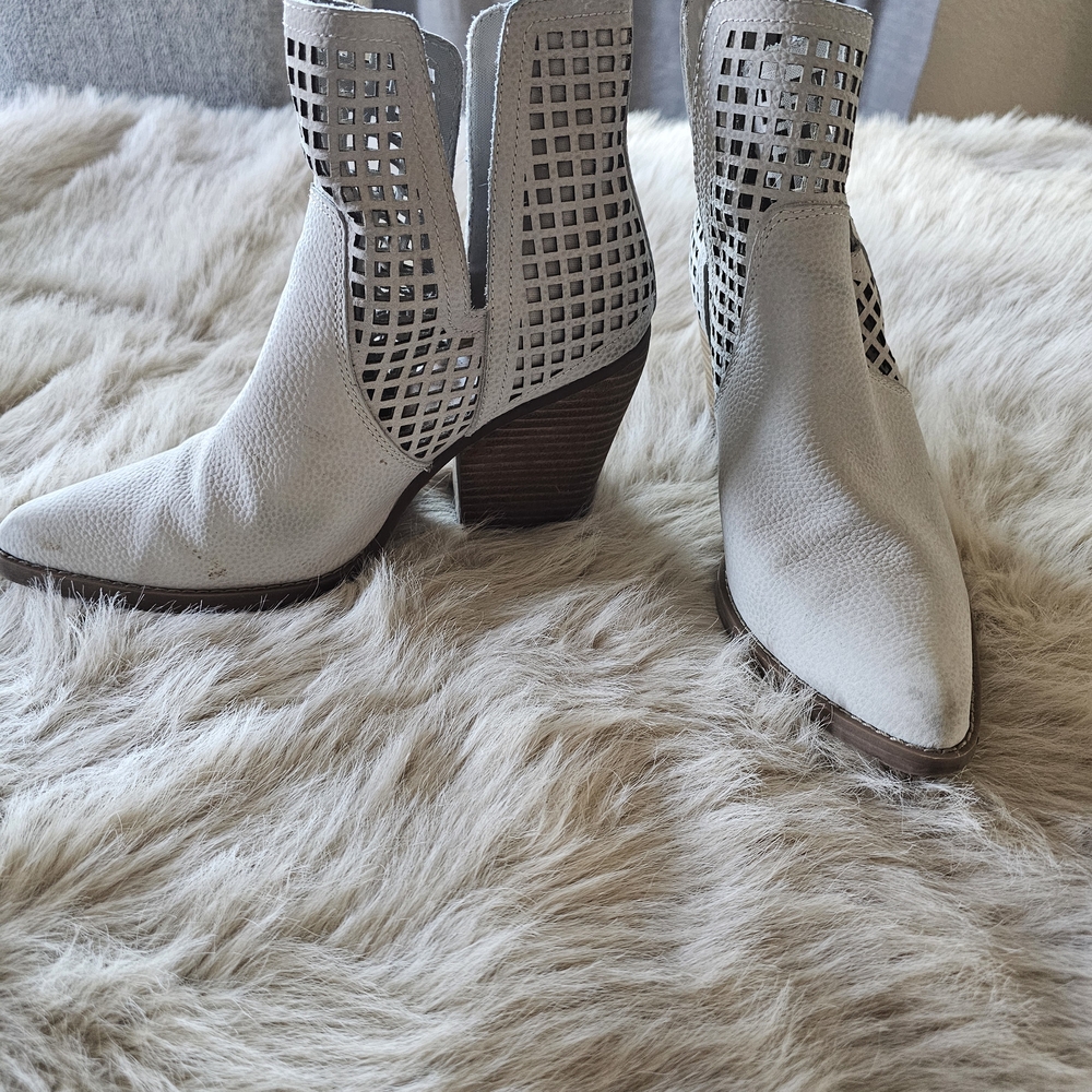 Dingo White Cutout Ankle Booties